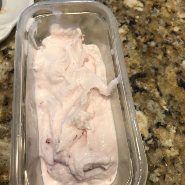 Easy, Eggless Strawberry Ice Cream