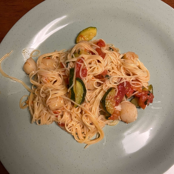Pasta with Scallops, Zucchini, and Tomatoes