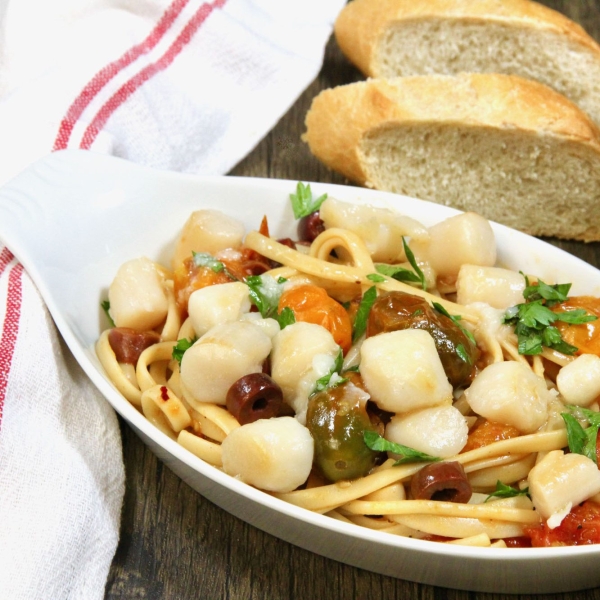 Bay Scallop Pasta with Tomatoes