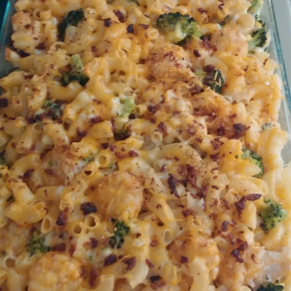 Broccoli Mac and Cheese with Bacon and Potato Nugget Topping