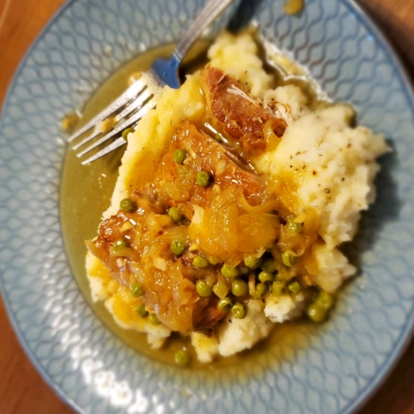 Slow Cooker Pork Chops with Caramelized Onions and Peas