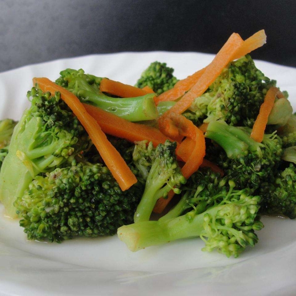 Steamed Broccoli and Carrots with Lemon