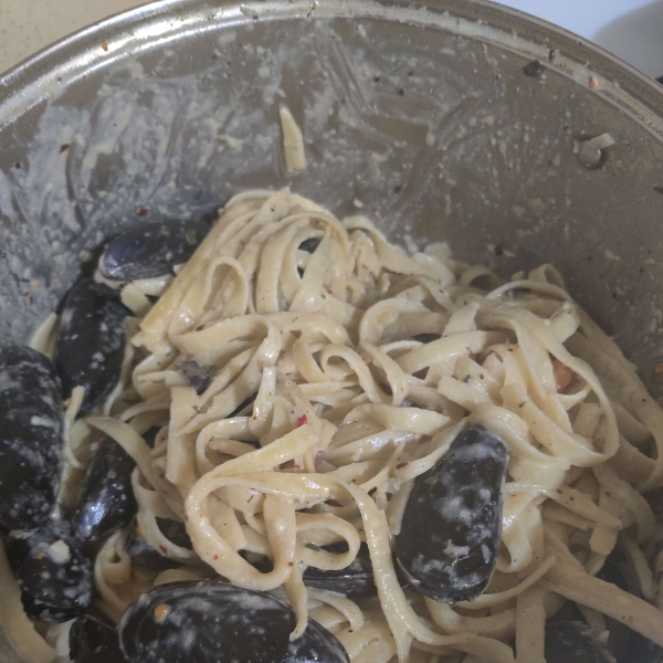 Mussels and Pasta with Creamy Wine Sauce