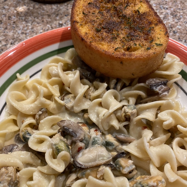 Mussels and Pasta with Creamy Wine Sauce