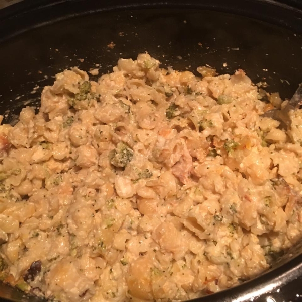 Slow Cooker Macaroni and Cheese with Broccoli