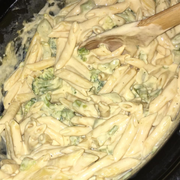 Slow Cooker Macaroni and Cheese with Broccoli