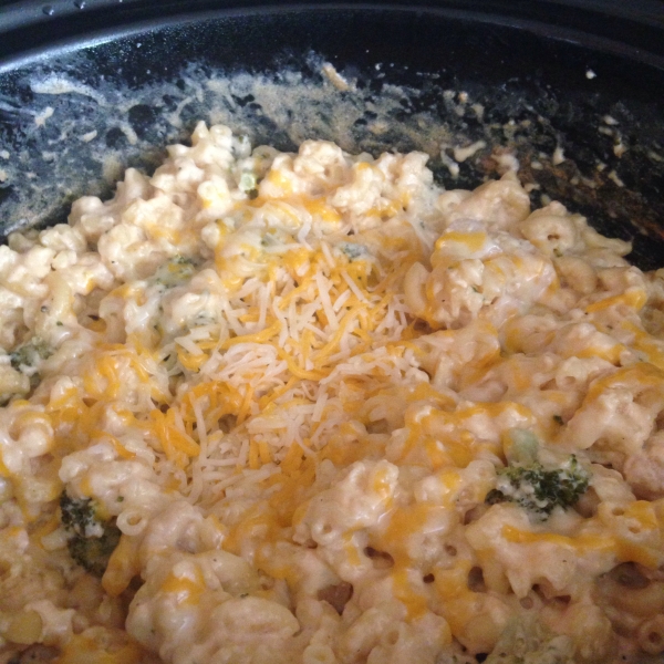 Slow Cooker Macaroni and Cheese with Broccoli