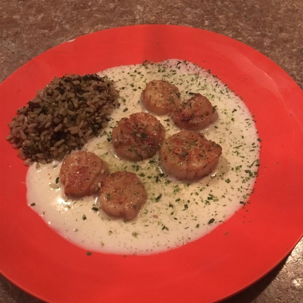 Scallops with Roasted Garlic Cream Sauce