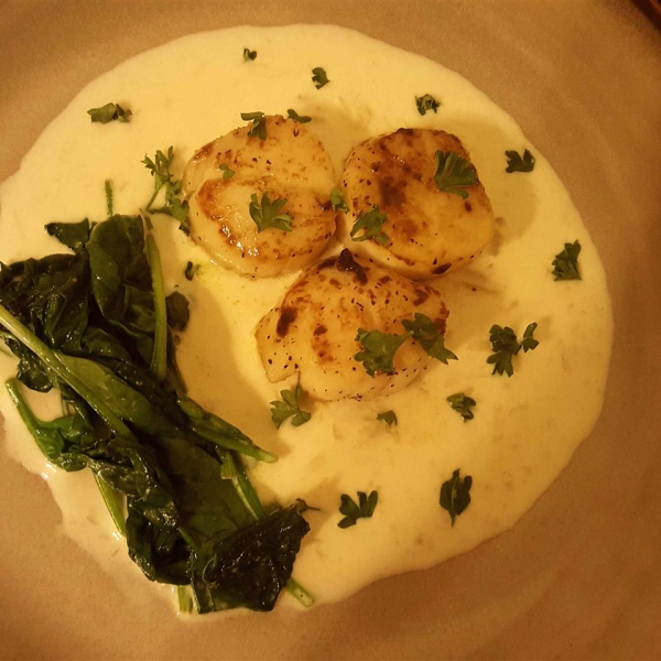 Scallops with Roasted Garlic Cream Sauce