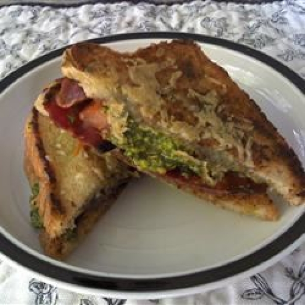 Sandwich with Bacon, Pistachio Pesto, and Tomato