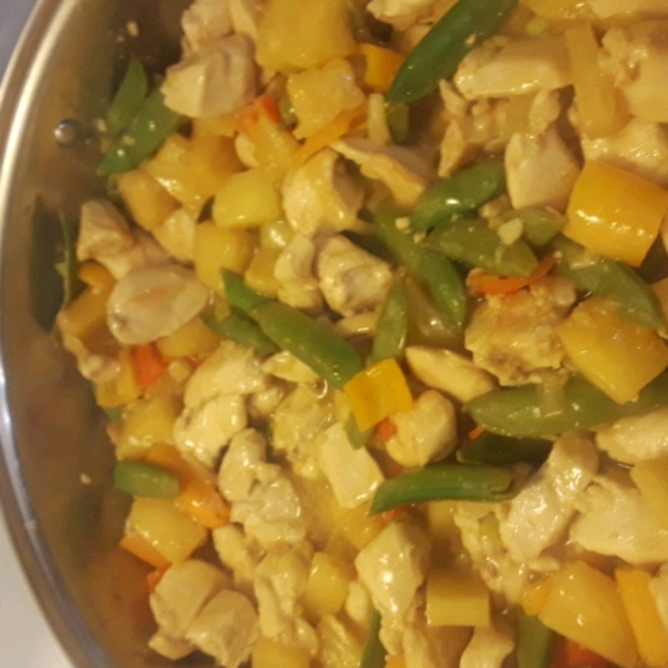 Stir-Fried Chicken With Pineapple and Peppers