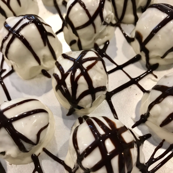 Easy White Chocolate Oreo Truffles