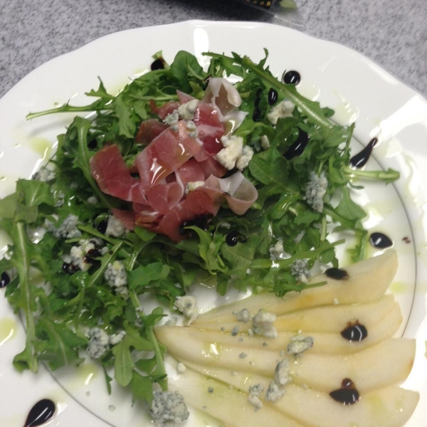 Arugula Salad with Prosciutto, Blue Cheese, and Pear