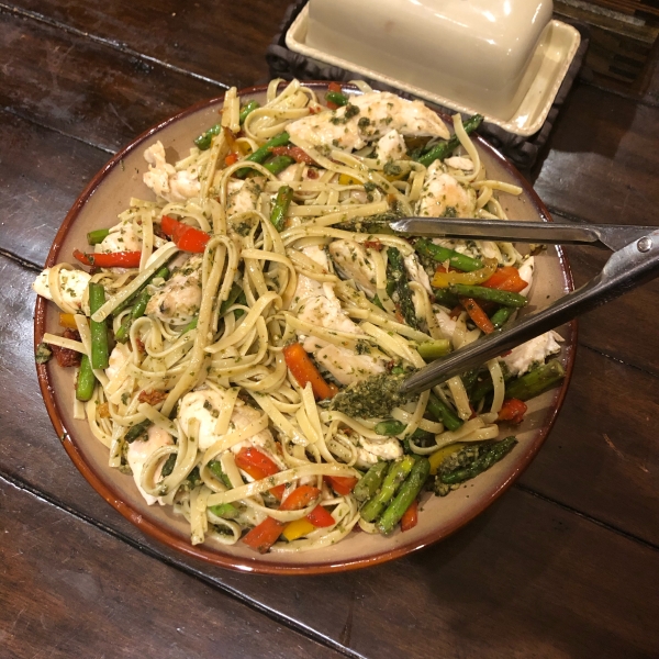 Colorful Chicken Pesto with Asparagus, Sun Dried Tomatoes and Peppers