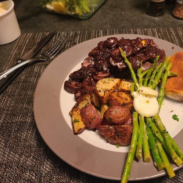 Filet Mignon with Mushroom-Cabernet Gravy