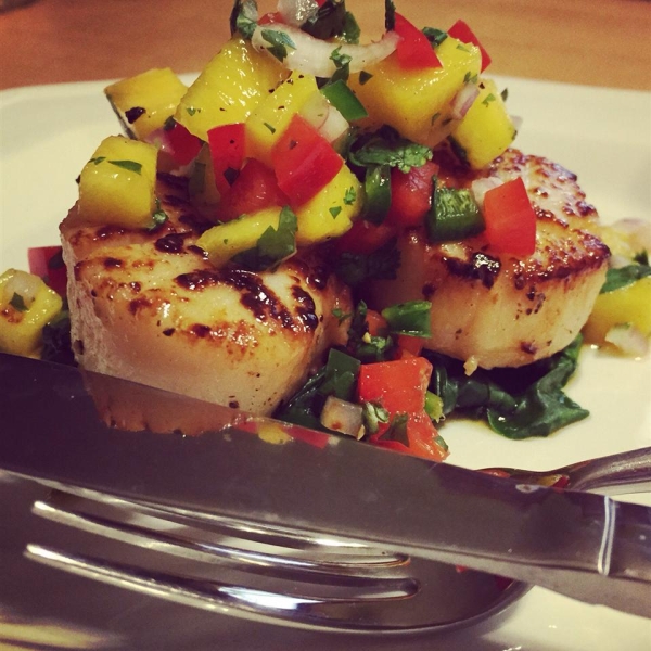 Scallops with Mango Salsa on Fresh Spinach