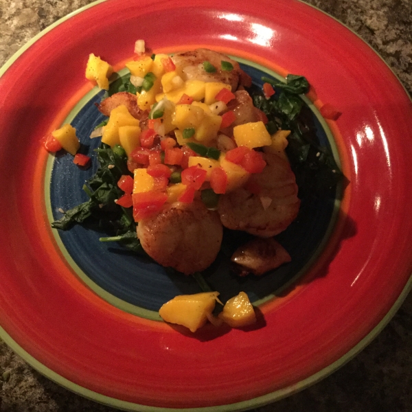 Scallops with Mango Salsa on Fresh Spinach