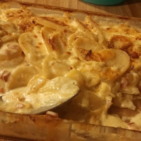 Easy Cheese and Ham Scalloped Potatoes