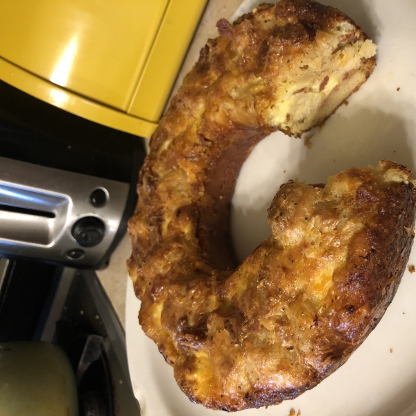 Breakfast Pull-Apart Bacon and Egg Bread