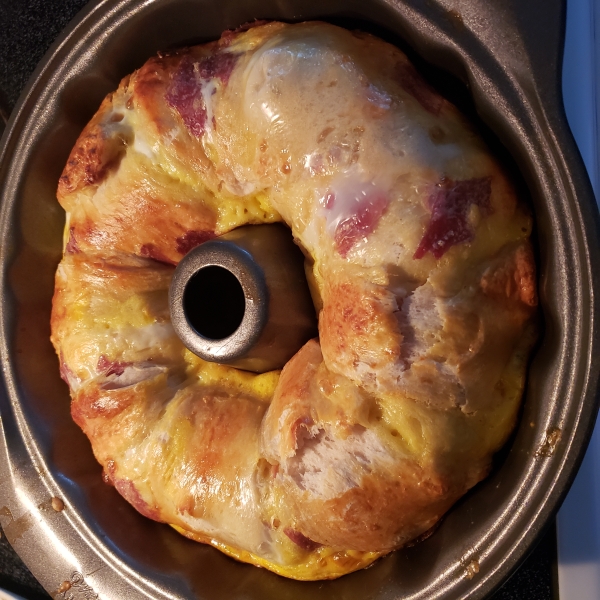 Breakfast Pull-Apart Bacon and Egg Bread
