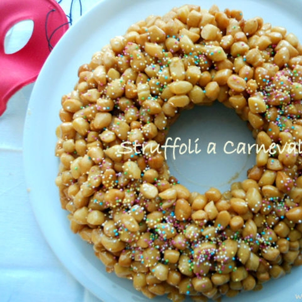 Struffoli o Cicerchiata (Italian Honey Dough Balls)