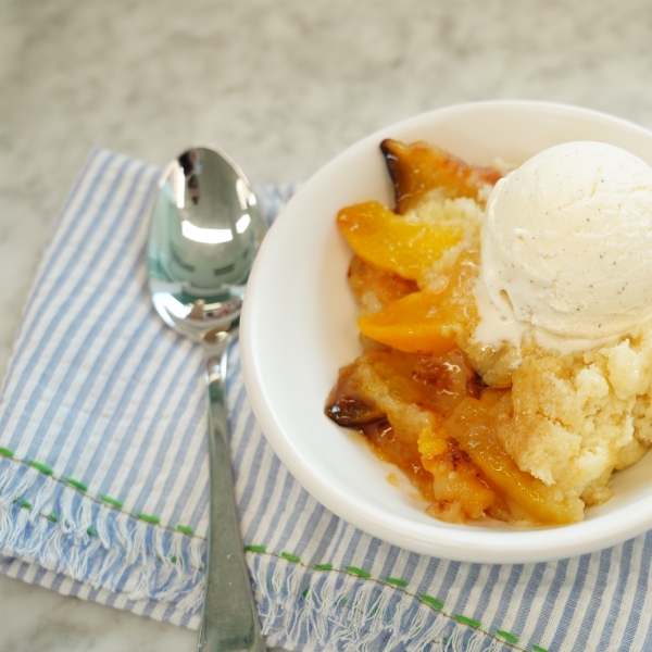 Slow Cooker Easy Peach Cobbler