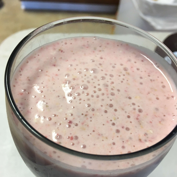 Quick Strawberry Oatmeal Breakfast Smoothie