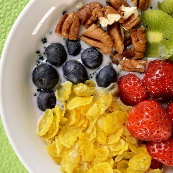 Quick Vegan Breakfast Bowl with Fruit