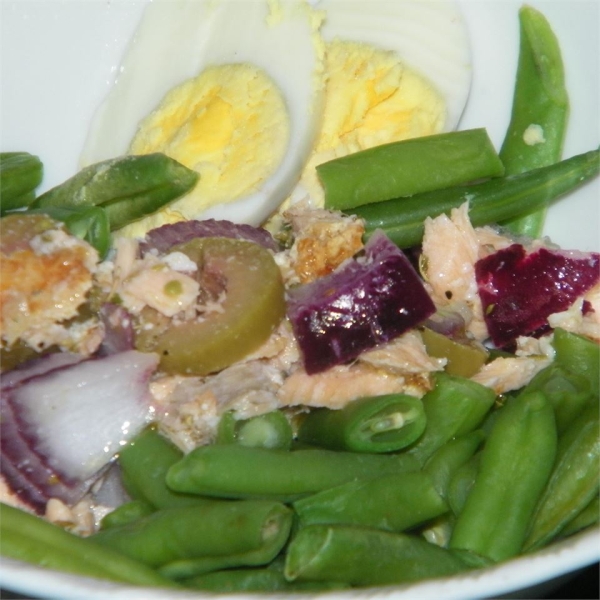 Nicoise-Style Tuna Salad With White Beans & Olives