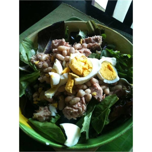 Nicoise-Style Tuna Salad With White Beans & Olives