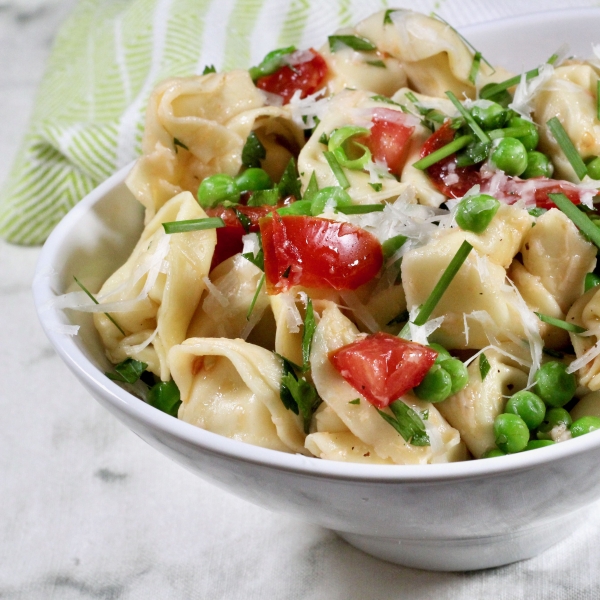 Tortellini Salad with Tomatoes and Peas