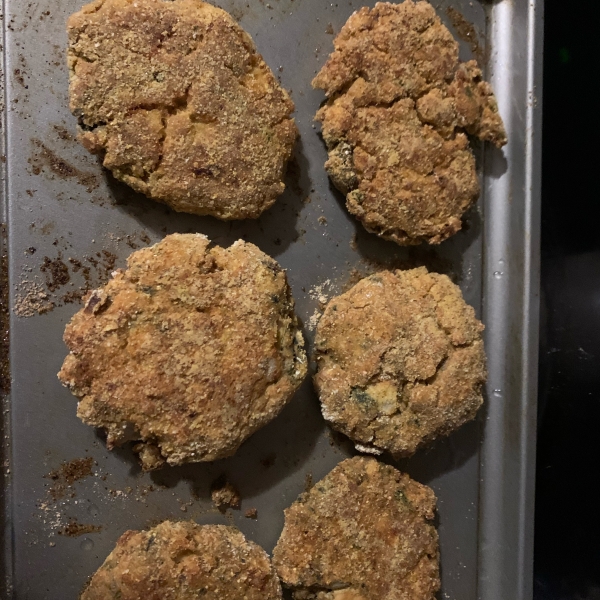 Salmon Patties with Cornmeal and Crackers