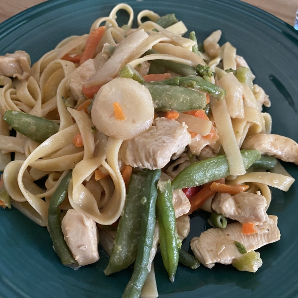 NO YOLKS® Asian Vegetables and Chicken in a Spicy Peanut Sauce