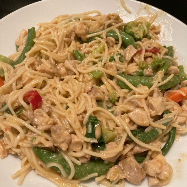 NO YOLKS® Asian Vegetables and Chicken in a Spicy Peanut Sauce