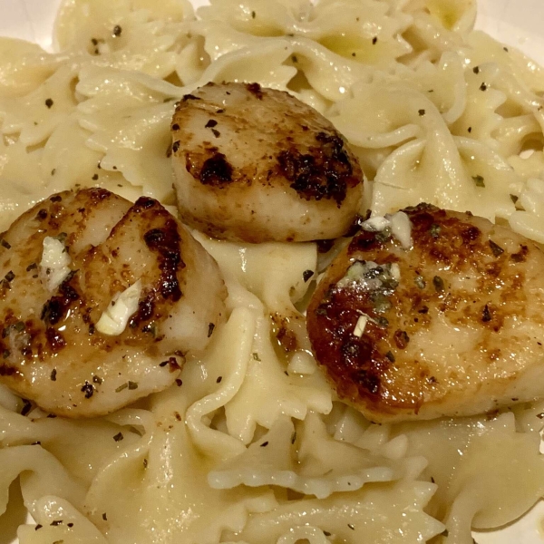 Basil Pan-Seared Scallops over Pasta