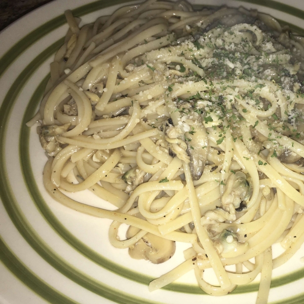 Easy Linguine with White Clam Sauce