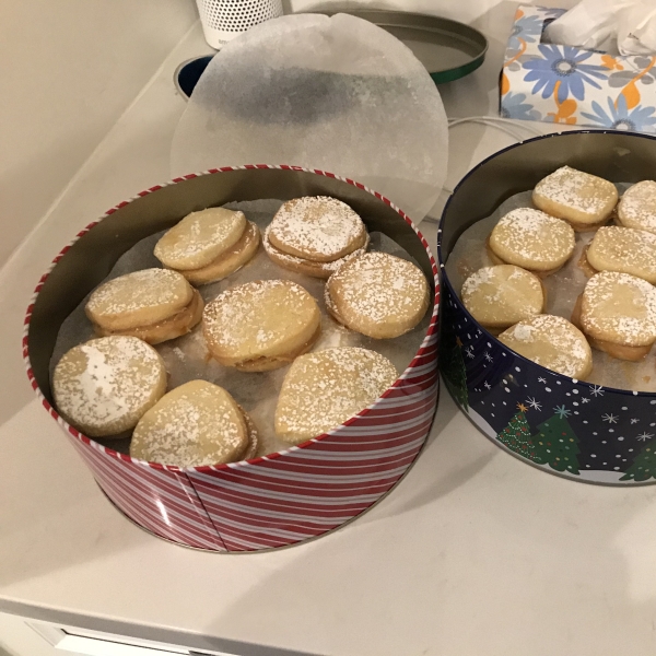 Alfajores (Dulce de Leche Sandwich Cookies)