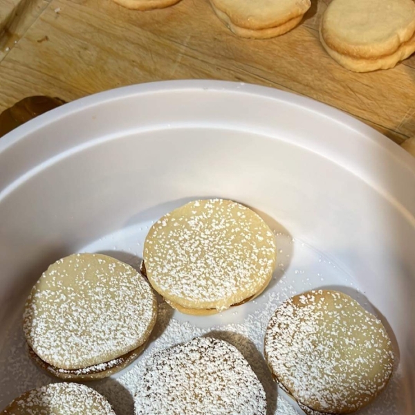 Alfajores (Dulce de Leche Sandwich Cookies)