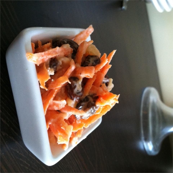 Wabbit-Approved Carrot Raisin Salad