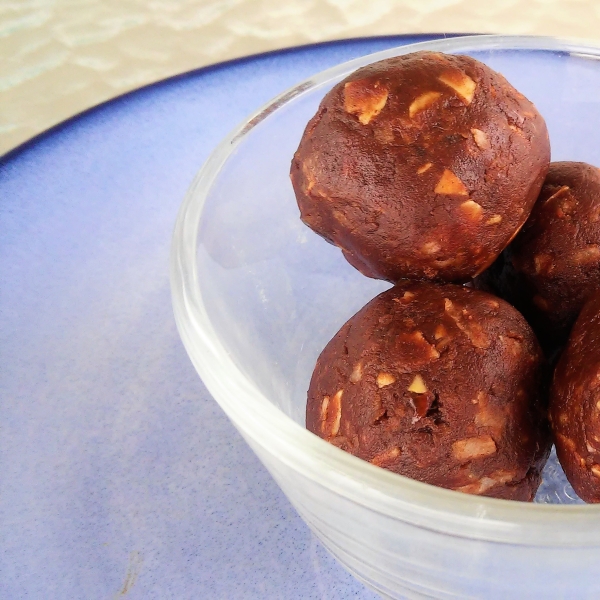 Delicious Vegan Date Fudge Balls