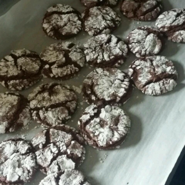 Easy Chocolate Crackled Cookies