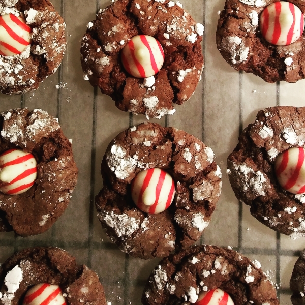 Easy Chocolate Crackled Cookies