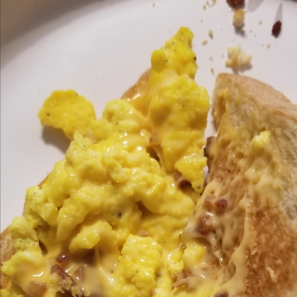 Easy Fluffy Scrambled Eggs