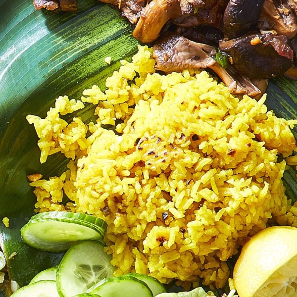 Filipino Coconut Garlic Fried Rice (Sinangag)