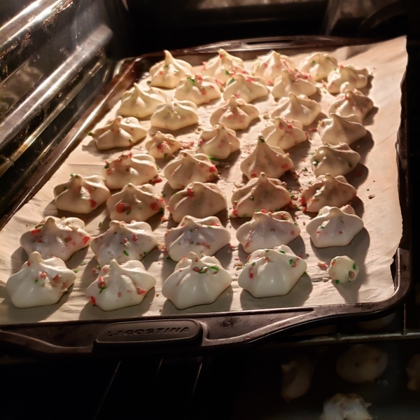 Peppermint Meringue Cookies