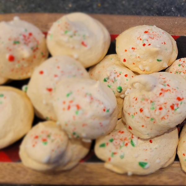 Peppermint Meringue Cookies