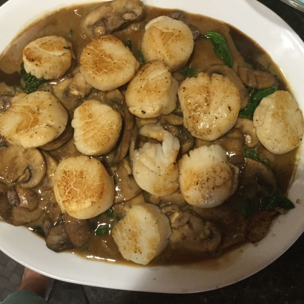 Sous-Vide Bay Scallops on Soy Ginger Espuma with Mushrooms and Spinach