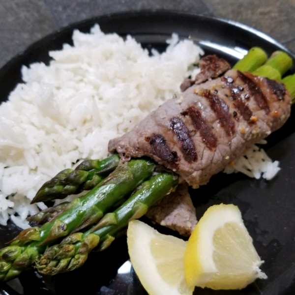 Grilled Asparagus Steak Bundles