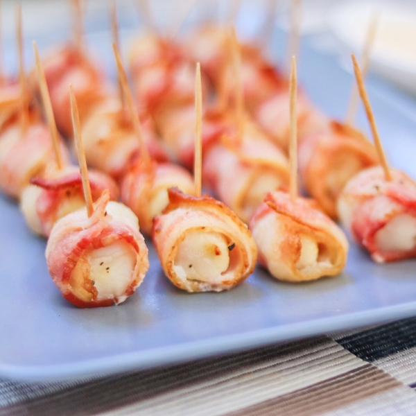 Air Fryer Bacon-Wrapped Scallops with Sriracha Mayo