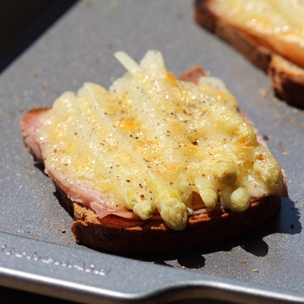 Überbackener Spargeltoast (White Asparagus on Toast)